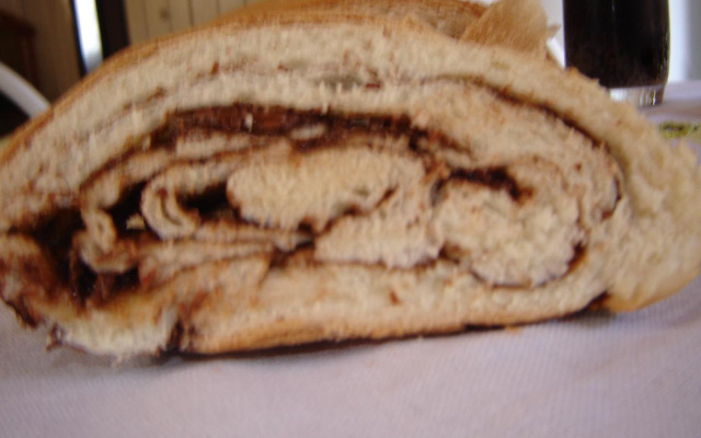 Pão caseiro recheado com chocolate