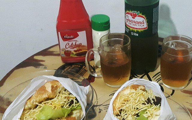 Hambúrguer artesanal com maionese de bacon