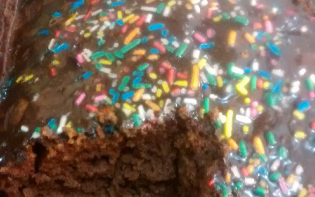 Bolo de baunilha com gotas de chocolate e cobertura (super fofo)