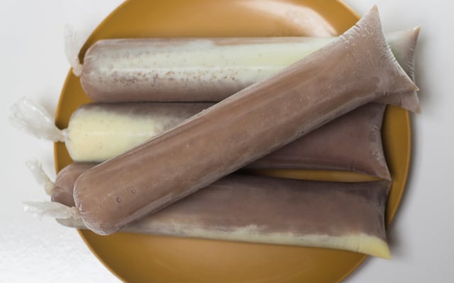 Porções de geladinho gourmet de leite em pó com creme de avelã