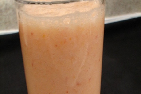 Vitamina de Ades abacaxi com tomate e maçã