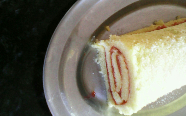 Rocambole com recheio de goiabada.