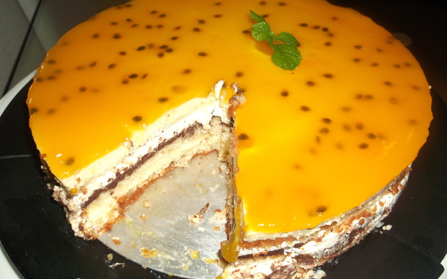 Torta de maracujá com chocolate e chantilly