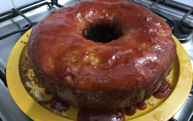 Bolo de fubá com goiabada