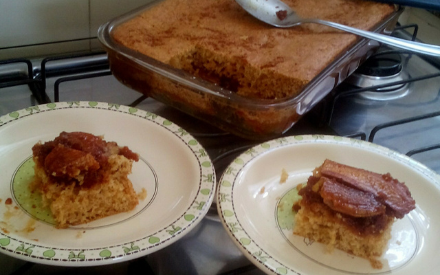 Cuca Simone de banana caramelada