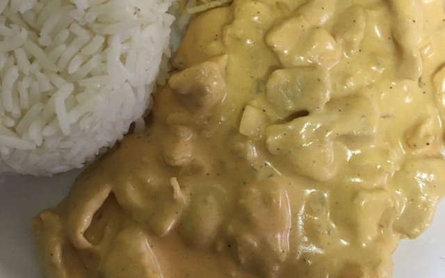 Estrogonofe de frango com vinho branco