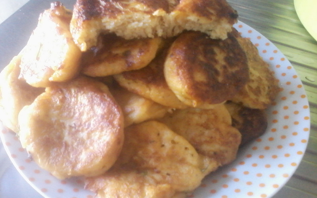 Bolinho de inhame e molho de carne