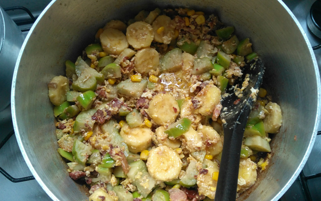 Farofa de jiló com banana e cream cheese