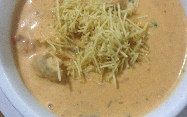 Estrogonofe de frango com creme de milho