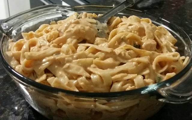 Macarrão com estrogonofe de frango rápido e fácil