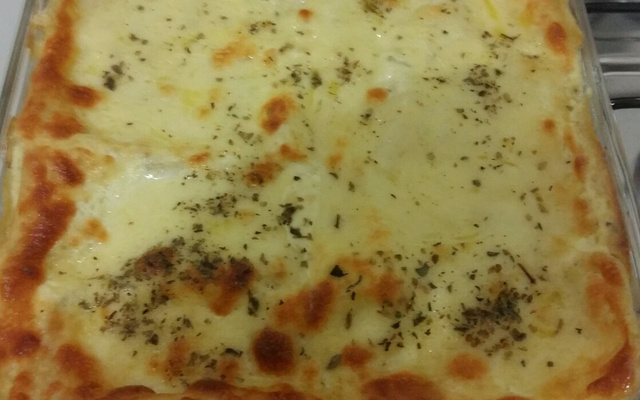Lasanha de queijo e presunto ao molho branco
