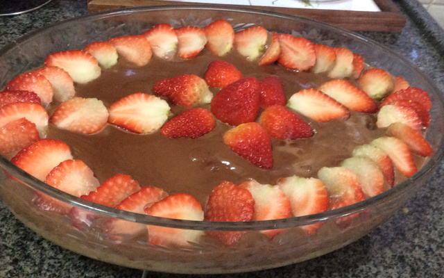 Torta de morango com chocolate muito fácil!
