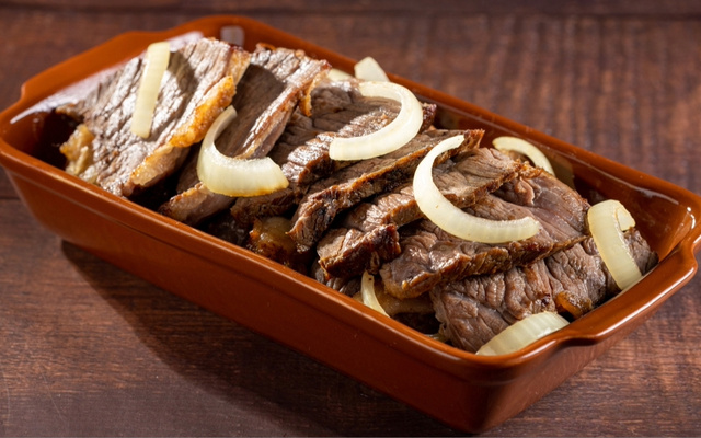 Carne de sol com cebolas