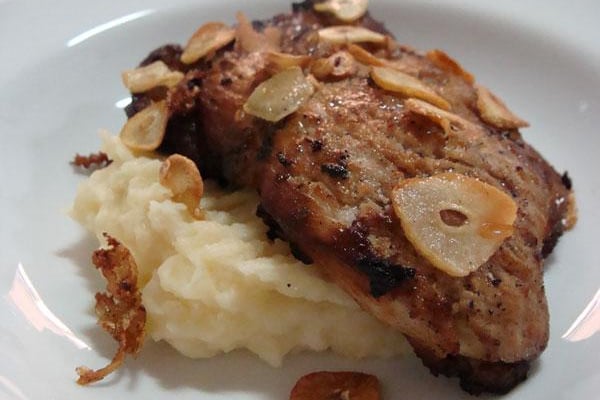 Bife de Pernil Grelhado ao Alho com Purê de Mandioca