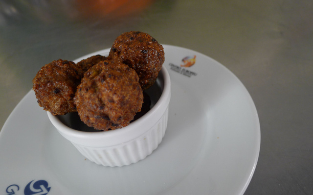 Bolinho de carne moída com hortelã