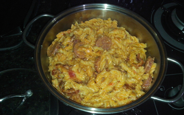 Macarrão com calabresa na panela de pressão