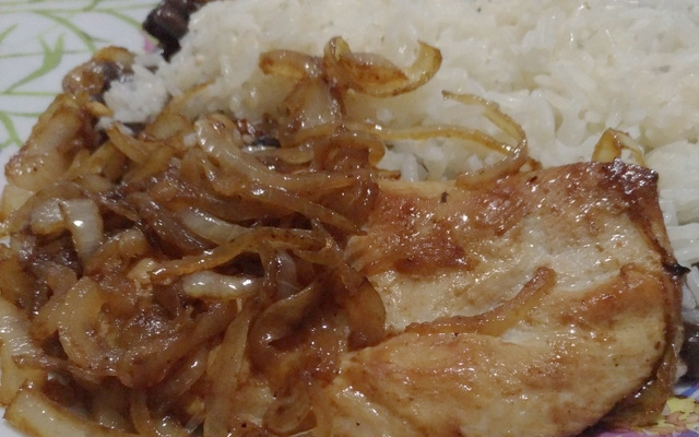 Filé de frango acebolado