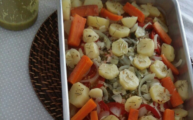 Salmão ao forno com molho de manteiga com alcaparras