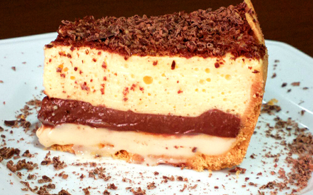 Torta de maracujá com chocolate meio amargo e branco