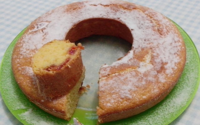 Bolo de fubá com goiabada
