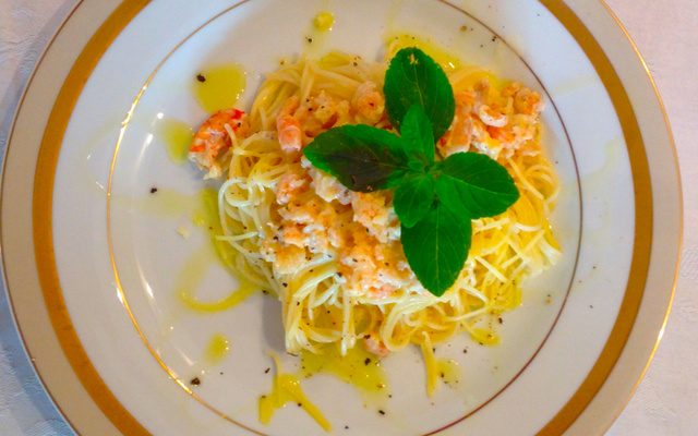 Espaguete com camarão e molho curry