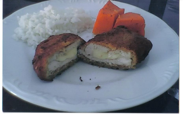 Filé de frango à milanesa com recheio de queijo