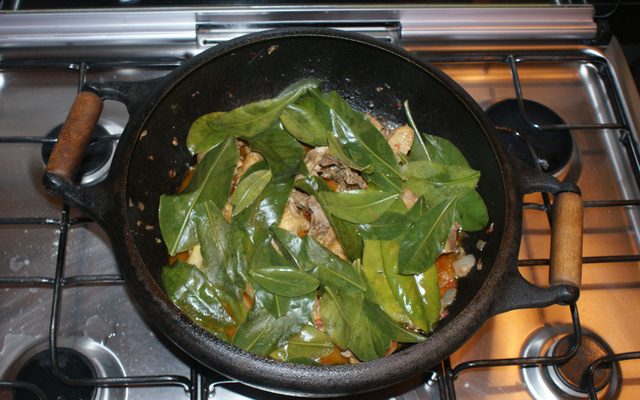 Frango caipira com ora-pro-nobis