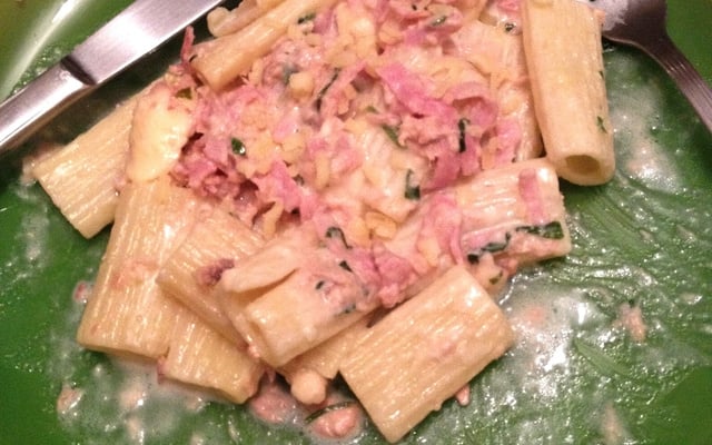 Penne ao molho branco com presunto e atum (forno)