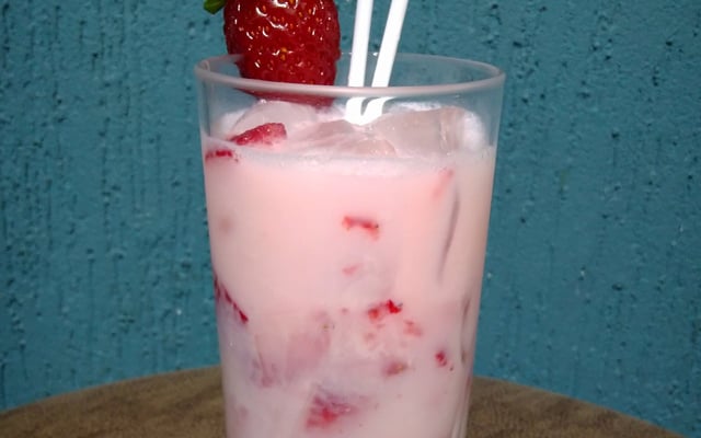 Caipifruta de morango (sem álcool)