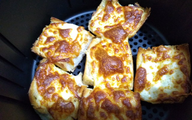 Pão de alho com queijo na fritadeira elétrica sem óleo