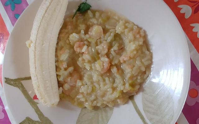 Risoto de camarão com alho-poró e banana
