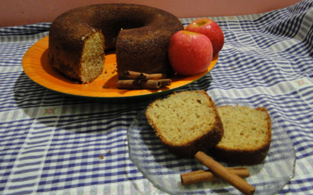 Bolo rápido de maçã com canela