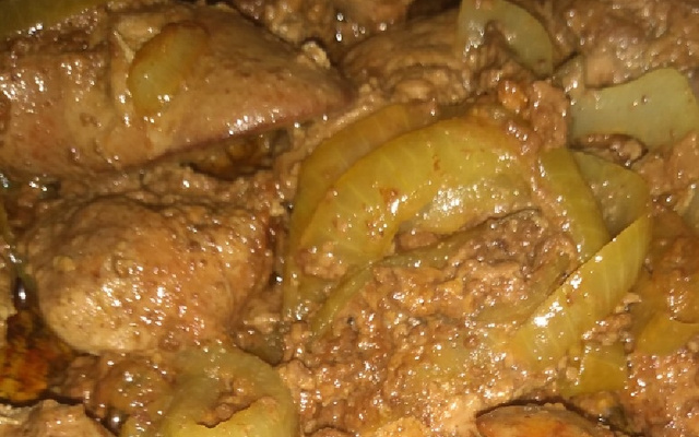 Iscas de fígado aceboladas