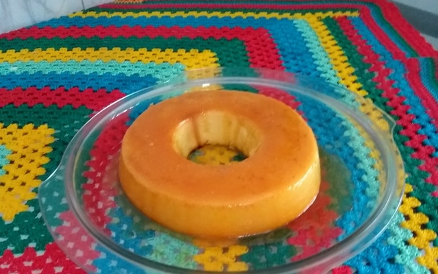 Pudim de maracujá com calda de caramelo