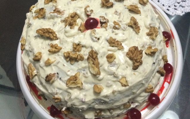 Bolo red velvet com nozes