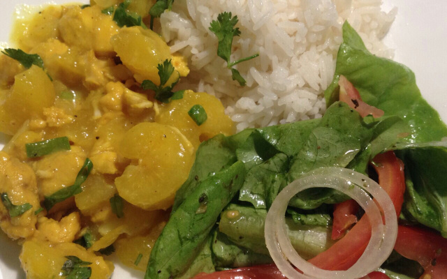 Peito de frango com mandioca e leite de coco