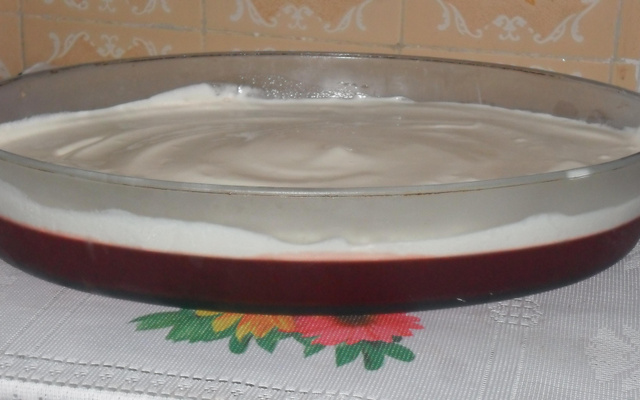 Gelatina de cereja e creme chantilly