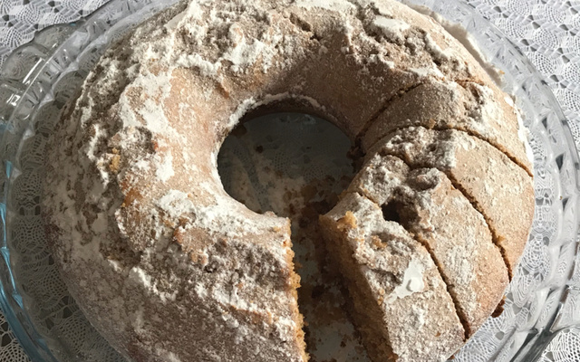 Bolo simples de coco com cobertura de chocolate (muito fácil)