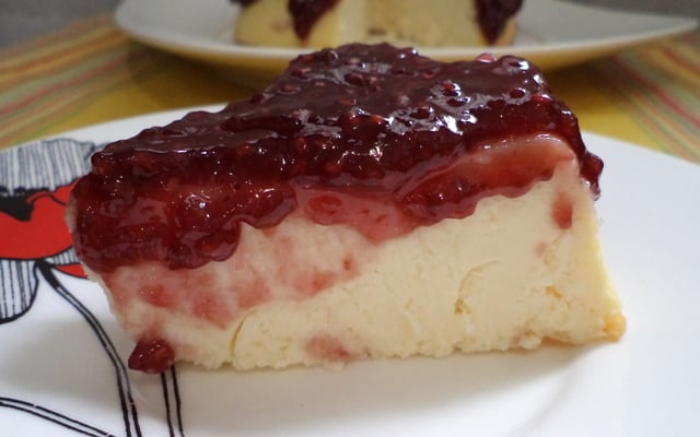 Cheesecake rápida de ricota com geléia