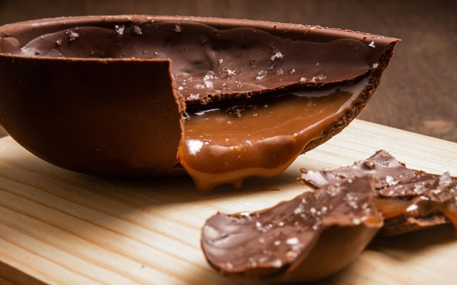 Ovo de Páscoa recheado de doce de leite cortado em pedaços