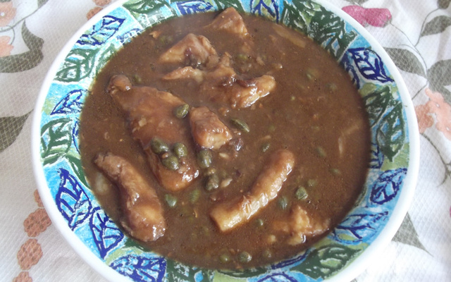 Peixe ao molho de alcaparras