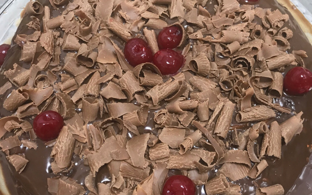Bolo de chocolate com cerejas e brigadeiro