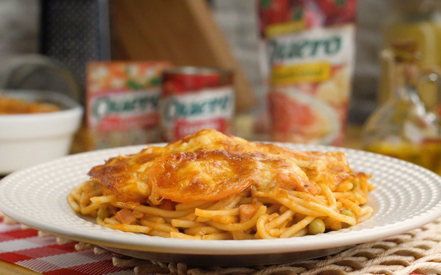 Macarrão com queijo e presunto ao forno