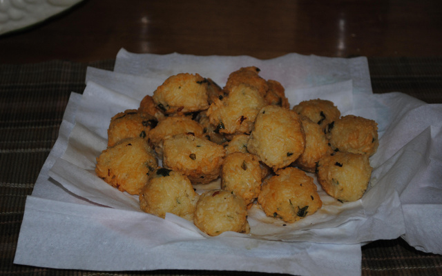 Bolinhos de arroz e queijo parmesão