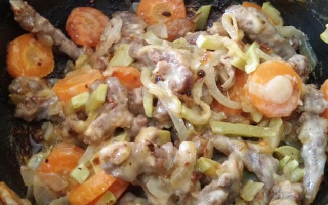 Iscas de carne com legumes cremoso