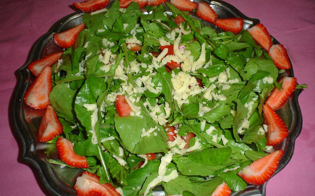 Salada de rúcula com morango