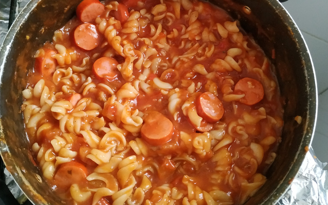 O suculento macarrão com salsicha