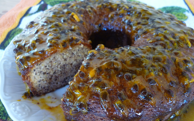 Bolo de banana com calda de maracujá