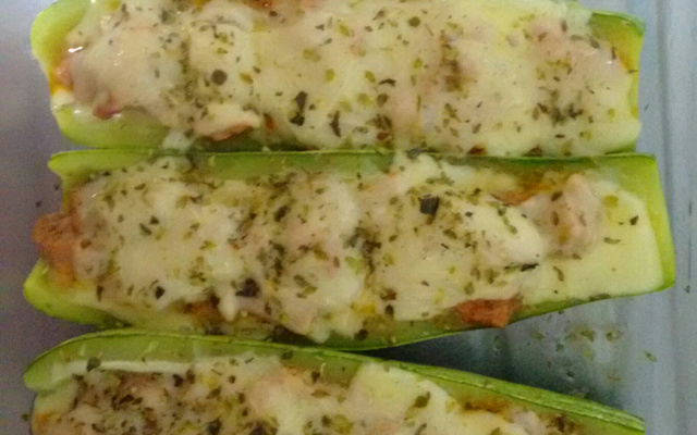 Abobrinha recheada com linguiça