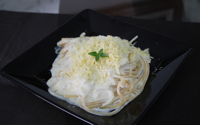 Macarrão ao molho de queijos e champignon